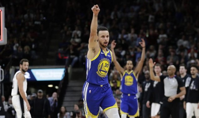  库里超远三分压哨命中,勇士加时逆转凯尔特人  