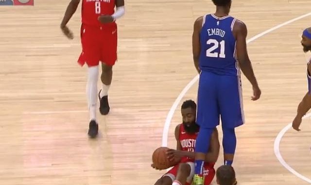  恩比德内线翻江倒海，76人轻取尼克斯稳居东部前三